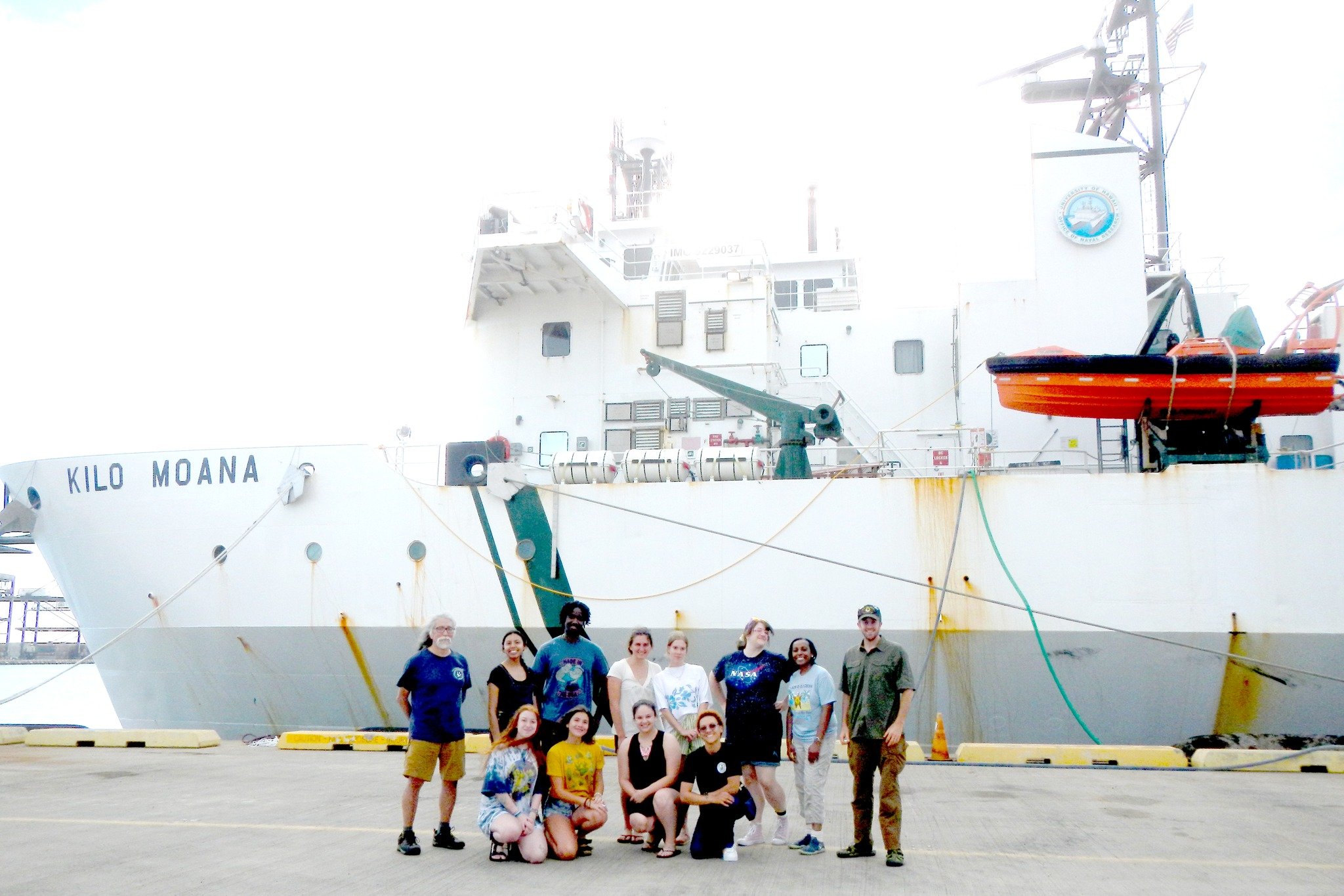Students and faculty members stand in front of R/V Kilo Moana, docked in Hawaii