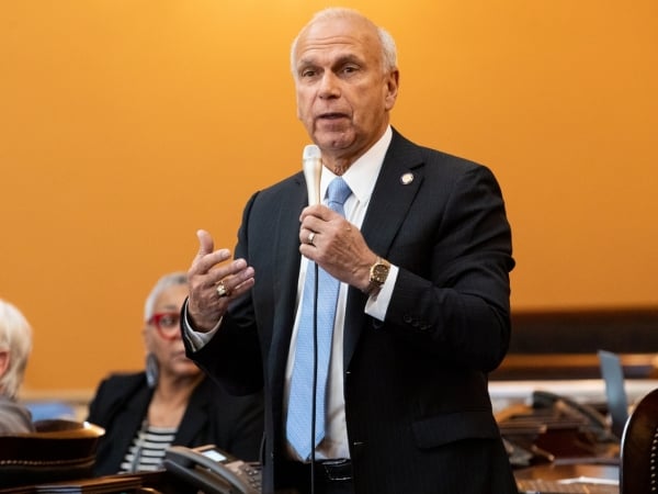 Ohio Senato oturumunda konuşan bronz tenli ve beyaz saçlı yaşlı bir adam olan Bill sponsoru Jerry Cirino