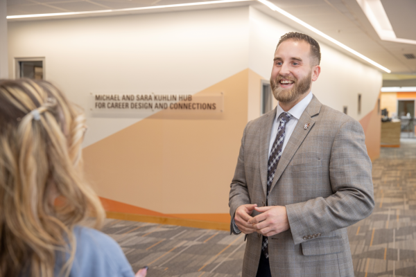 Steve Russell speaks with a student in the Kuhlin Hub for Career Design and Connections.