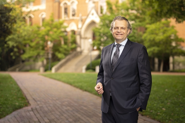 Chanceler de Vanderbilt defende neutralidade institucional
