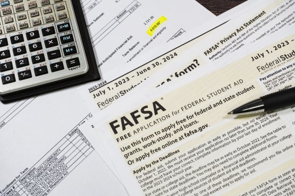 Cinco maneiras pelas quais as faculdades ajudam os alunos a concluir o FAFSA