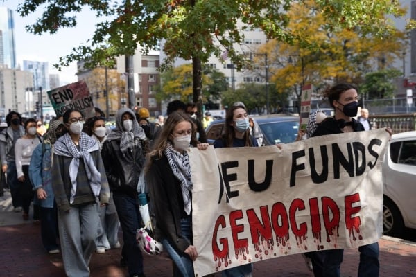 Estudantes interrompem feiras de curso para reclamar contra empresas de resguardo