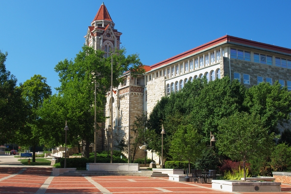 Professor da Universidade do Kansas sai depois glosa viral