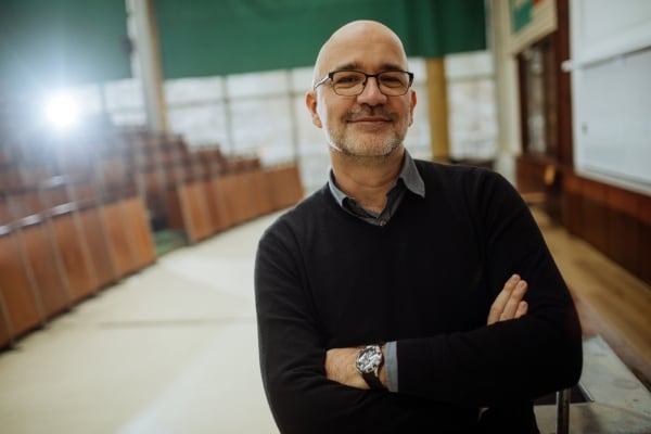 Três maneiras de ajudar os professores a se sentirem mais confiantes sobre a IA (opinião)
