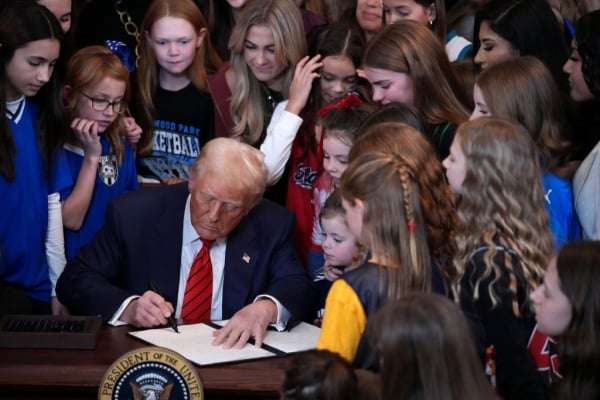 Trump sinais de ordem proibindo atletas trans nos esportes femininos
