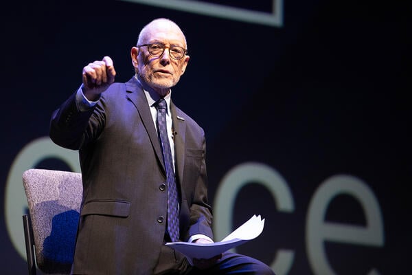 Ace atinge uma postura de luta na conferência anual