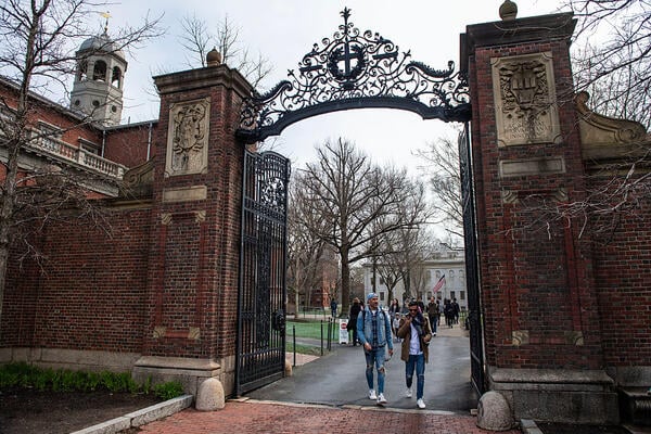 Juiz atrasa a decisão da proibição de Trump a Harvard estrangeiros