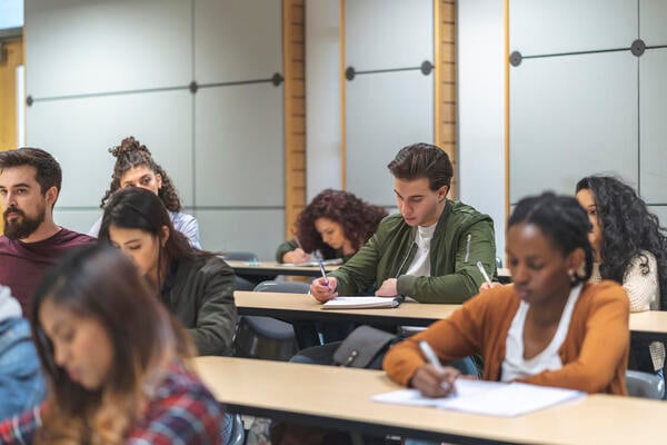 A faculdade trabalha para reduzir as taxas de lapso nos cursos de nível obrigatório