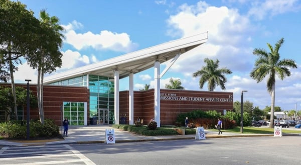 Os curadores da Broward College exercem controle sobre o parecer da instauração