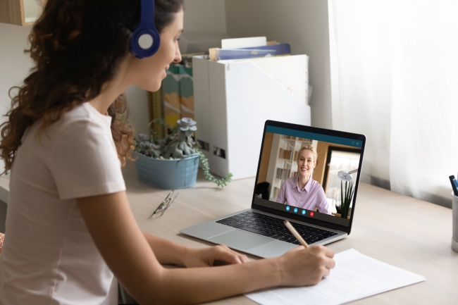 A student gets guidance from a professional during a virtual meeting.