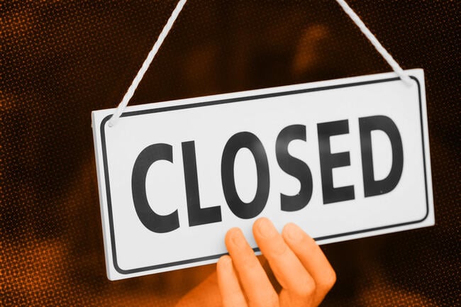 A picture of a closed sign.