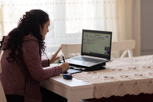 Community colleges keeping more classes online