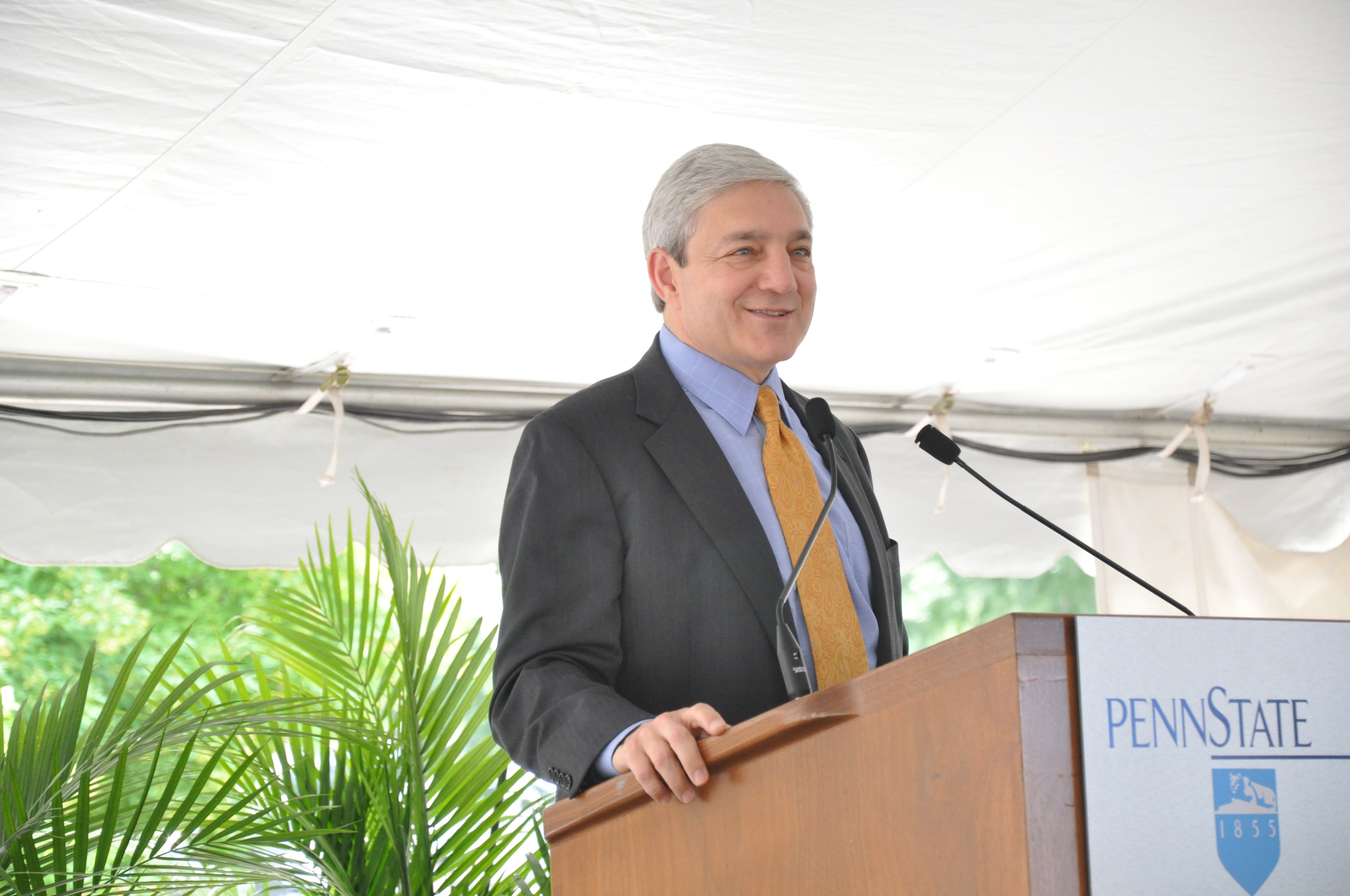 A picture of former Penn State president Graham Spanier speaking at a podium