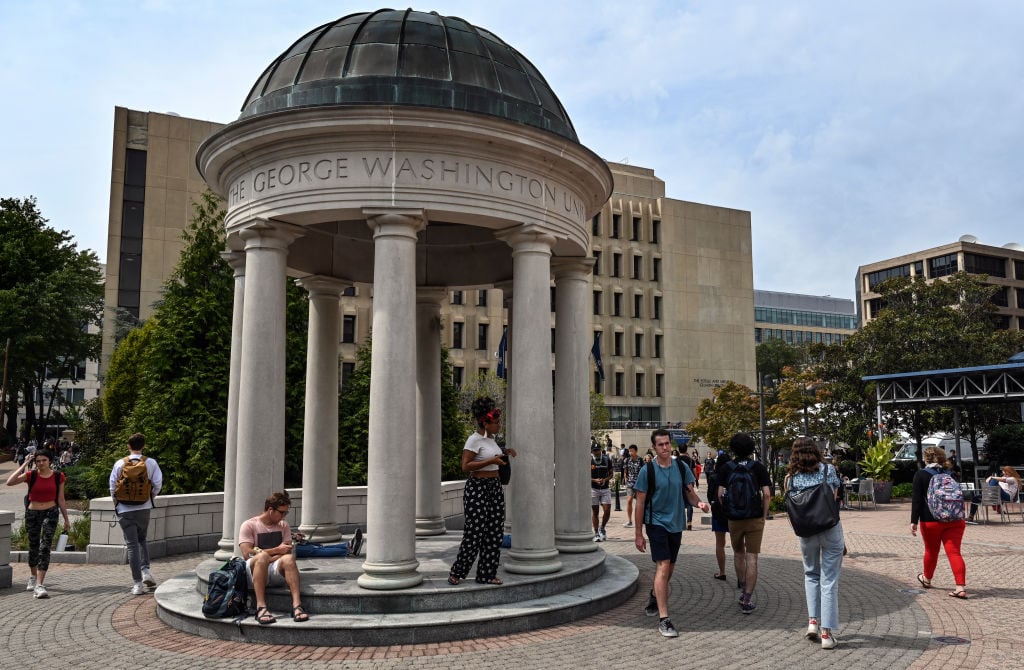 Colleges continue losing undergraduate enrollment this spring, even as graduate enrollment climbs - Vimarsana News