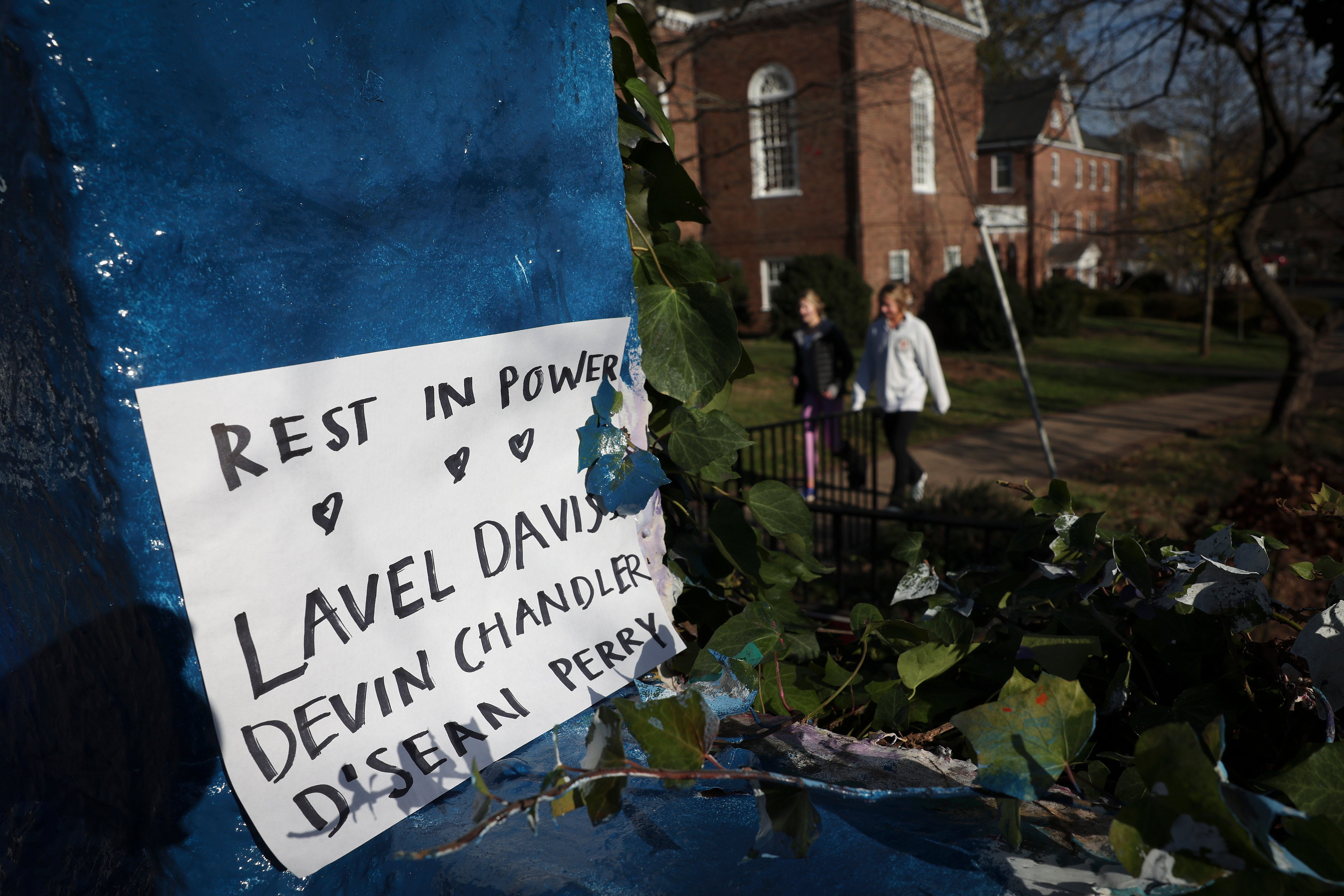 Monumento a los tres muertos en UVA, Reading "Descansa en Level Davis, Devin Chandler, DeSean Perry."