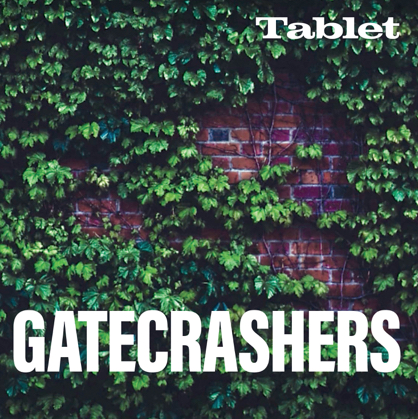 “Gatecrashers” başlıklı sarmaşık kaplı duvar.